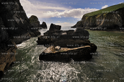 Irlandia, Nohoval Cove. Klify polozone na poludniowy...