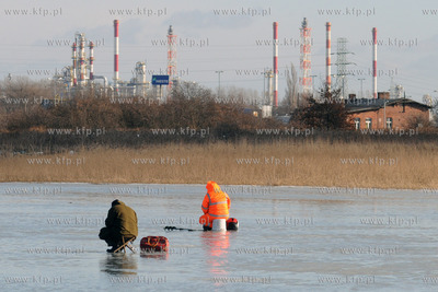 Wedkarze podlodowi lowia ryby w przereblach w okolicy...