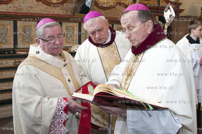 W Bazylice katedralnej w Pelplinie świecenia biskupie...