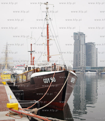 Gdynia. Bar Pomorza na dawnym kutrze rybackim zacumowanym...