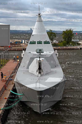 Do gdanskiego portu przypynal niecodzienny okręt HSwMS...