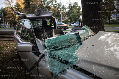 Wypadek samochodowy na Al.Zwyciestwa w Gdansku. Poszkodowany...