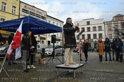 Około setki przeciwników szczepień i obostrzeń...