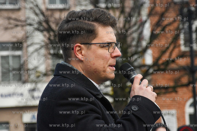 Około setki przeciwników szczepień i obostrzeń...