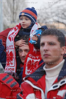 Gdynianie kibicuja przed ustawionym na Placu Grunwaldzkim...