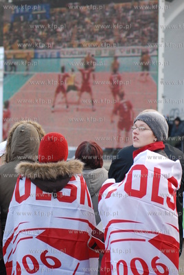 Gdynianie kibicuja przed ustawionym na Placu Grunwaldzkim...