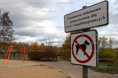 Znak zakazu wprowadzania psów na plac zabaw na terenie...