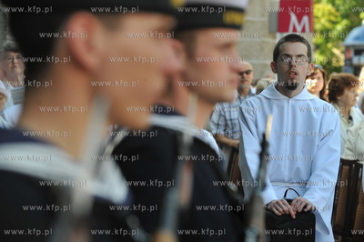 Msza Swieta na trasie procesji na placu przed kosciolem...