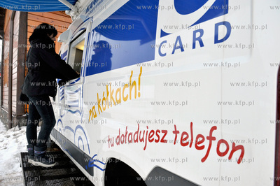 Mobilny bankomat eCard stojacy nieopodal wyciagu narciarskiego...