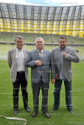 Prezydent Lech Walesa zwiedza stadion PGE Arena w Gdansku....