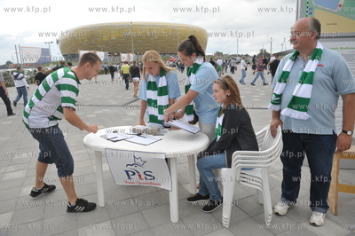 PGE Arena - przed meczem kandydat na posla z ramienia...