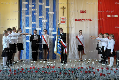 Uroczystosci nadania szkole podstawowej w Niestepowie...