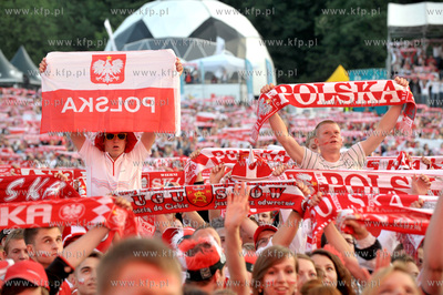 Gdansk. Mistrzostwa europy w pilce noznej. Kibice ogladaja...