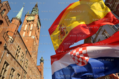 Gdansk, ul. Dluga. Chorwackie i hiszpanskie flagi dominowaly...