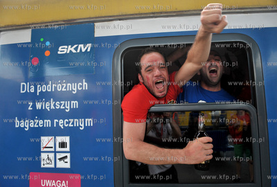 Gdansk. Dworzec PKP. Kibice odjezdzaja kolejka SKM...