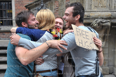 Bezplatne przytulanie przed Ratuszem Głownomiejskim...