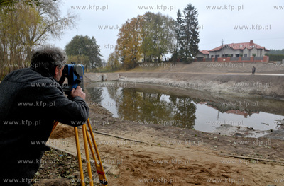 Wies Sulmin na Kaszubach. Rewitalizacja stawu. Pomiar...
