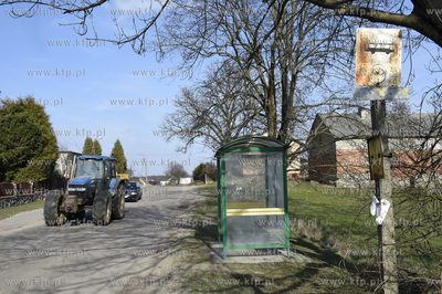 Lipusz na Kaszubach. Przystanek autobusowy na żądanie...