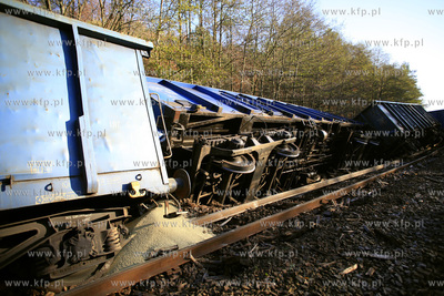 Sześć wagonów z siarką wykoleiło się, a z trzech...