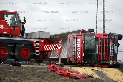 Przejazdowo. Zderzenie ciężarówek z czterema samochodami...