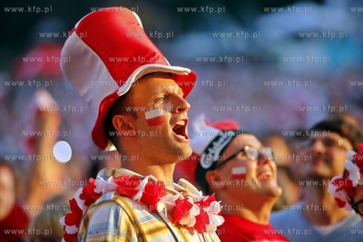 Gdansk. Mistrzostwa europy w pilce noznej. Kibice ogladaja...