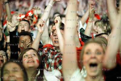 Gdansk. Mistrzostwa europy w pilce noznej. Kibice ogladaja...