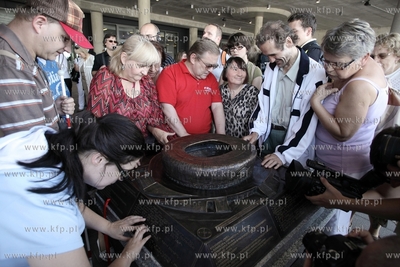 Przed stadionem pilkarskim PGE Arena odslonieto jej...