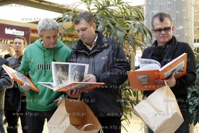 Gdansk. Centrum Handlowe Manhattan. Promocja albumu...