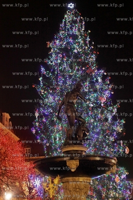 Swiety Mikolaj przybyl do Gdanska i na Dlugim Targu...