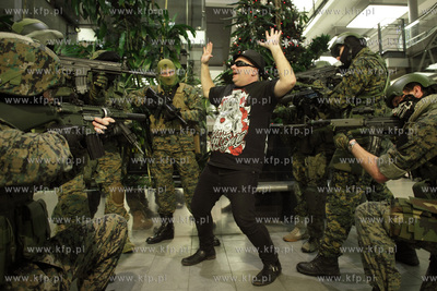 Krzysztof Skiba porywany przez komandosow w CH Manhattan...