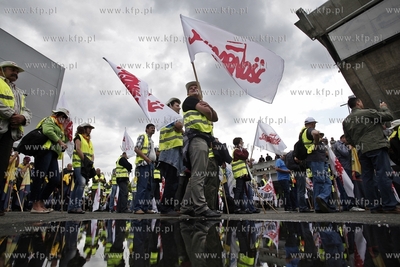 Gdansk. Demonstracja pracownikow firmy energetycznej...