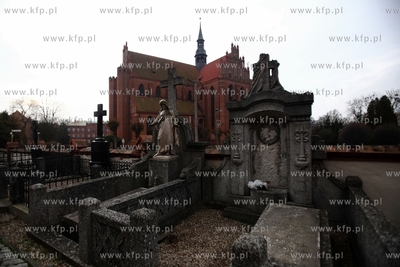 Pelplin. Cmentarz przy XIV wiecznym kosciele bramnym...