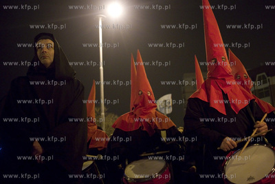 Gdańsk. Misterium Nocne. Uczestnicy misterium przy...