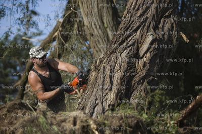 Skutki nawałnicy, która z piątku na sobotę przeszła...