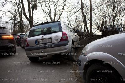 Renault Clio ciekawie zaparkowany przy ul. 3 Maja w...