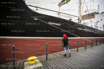 Statek muzeum Sołdek wraca na Motławę  po remoncie...