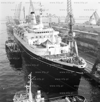 Transatlantyk "Stefan Batory" w gdynskim porcie. (kwiecien1972_z.kosycarz_p6)...