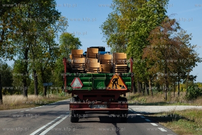Trasa z Białowieży do Hajnówki. Nz. Transport krzesełek...