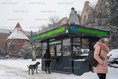 Gdańsk. Targ Węglowy. Nz. Kiosk Ruch. 17.02.2021...