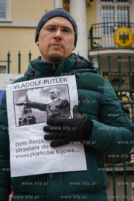 Gdańsk. Manifestacja pod Konsulatem Generalnm Republiki...