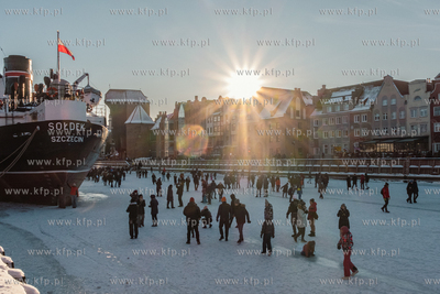 Tłumy spacerowiczów na zamarzniętej Motławie w...