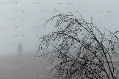 Mgliste przedpołudnie na plaży w Sopocie. 18.03.2026...