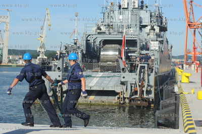 Port wojenny Gdynia Oksywie. 32 zolnierzy i 13 pojazdow...