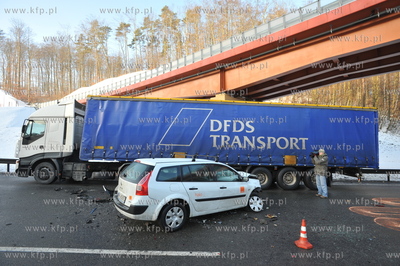 Karambol na trojmiejskiej obwodnicy na wysokosci zjazdu...