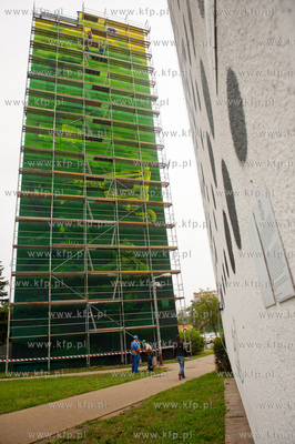 Gdansk. Zaspa. Pilotow 10. Demontaz rusztowania i odsloniecie...
