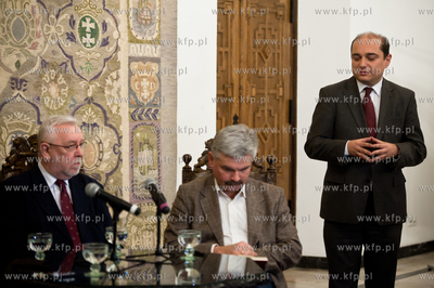 Gdansk. Ratusz Glownego Miasta. Debata pt Wojna ze...