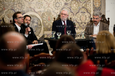 Gdansk. Ratusz Glownego Miasta. Debata pt Wojna ze...