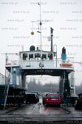 Gdansk. Platna samochodowa przeprawa promowa laczaca...