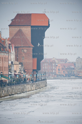 Gdansk. Niskie temperatury skuly lodem wody Motlawy....