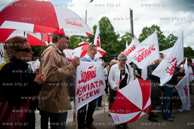 Gdansk. Manifestacja przed Urzedem Marszalkowskim zorganizowana...